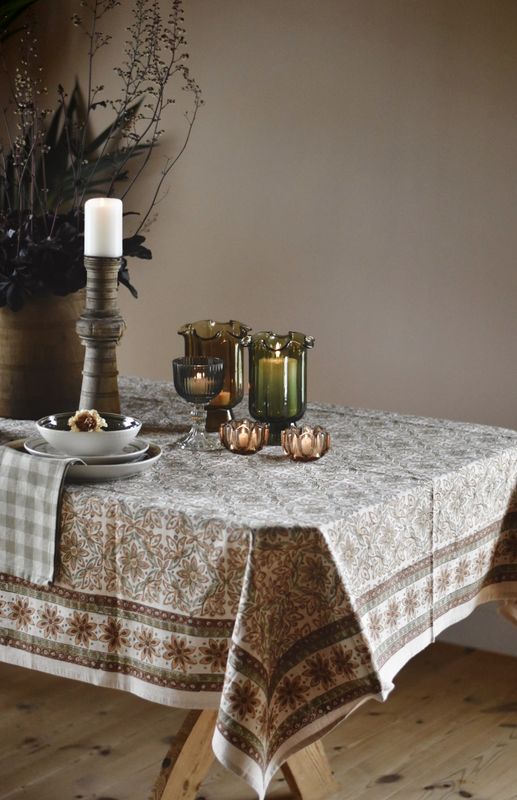 Duk Sofie 140x240 cm, offwhite med mønster, 100% bomull